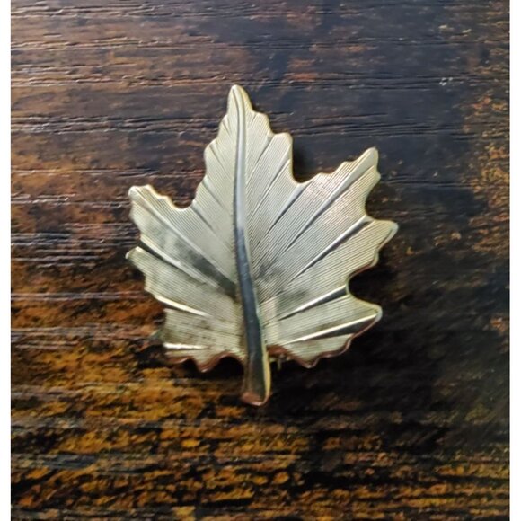 Vintage Goldtone Canadian Maple Leaf Brooch, 1.5" x 1.36" - Picture 2 of 5